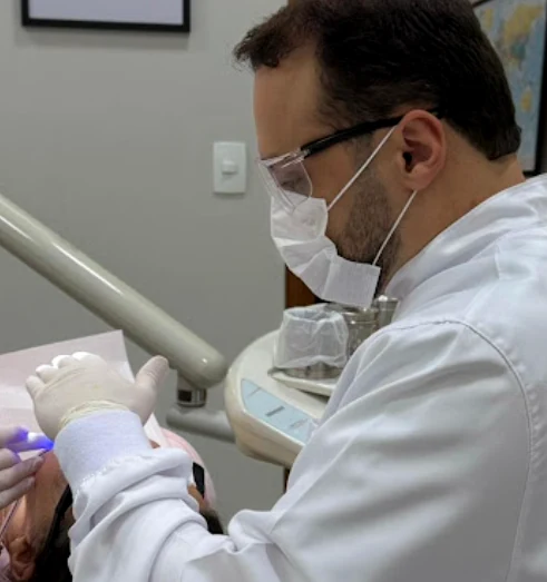 Dr Luís Fernando Goulart durante atendimento odontológico