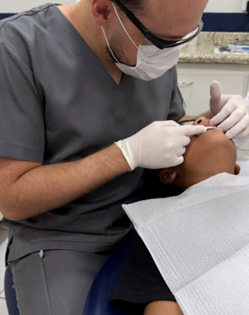 Procedimento odontológico realizado pelo Dr Luís