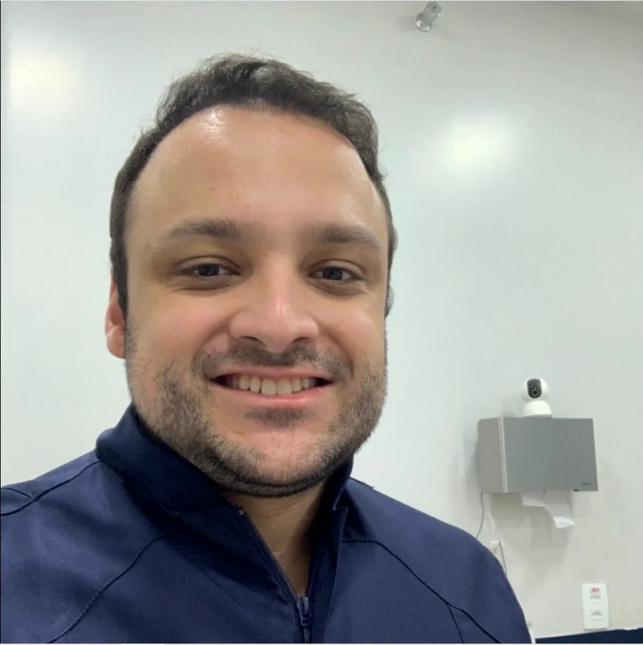 Dr Luís Fernando Goulart em consultório odontológico